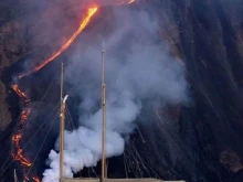Вулканът Стромболи в Италия започва бавно да утихва, докато експлозиите и облаците пара държат туристите в напрежение