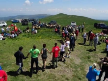 Туристи от Кюстендил празнуват на 2251 метра височина