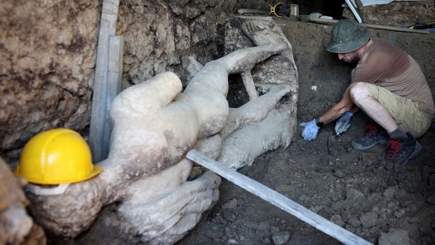 Археолозите в България са открили добре запазена мраморна статуя на