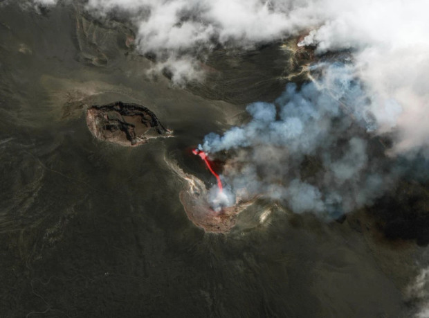 Вулканът Етна изригна снощи изхвърляйки лава и облак пепел и