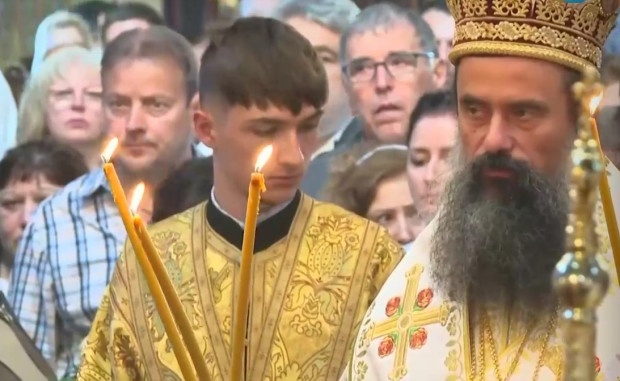 Продължава тържественото посрещане на новоизбрания български патриарх Даниил в катедралния