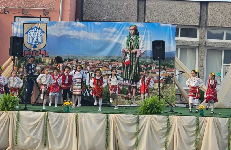 Песни и танци до късно вечерта огласяваха площада в село Баня