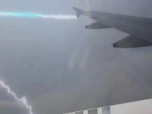 Самолет на British Airways е бил ударен от мълния