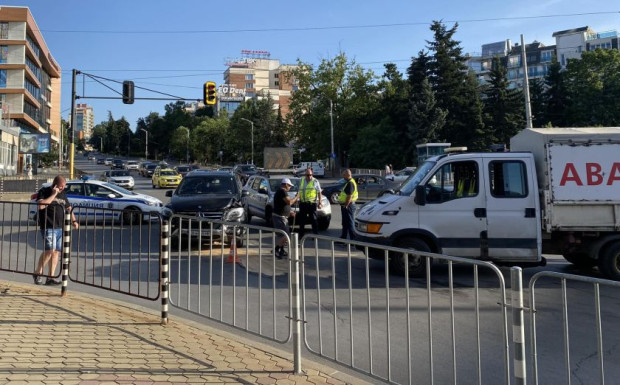 Катастрофа затруднява движението на ключово кръстовище в столицата