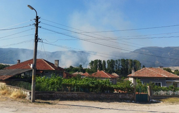 Товарен влак предизвика пожар с три огнища в Пловдивска област