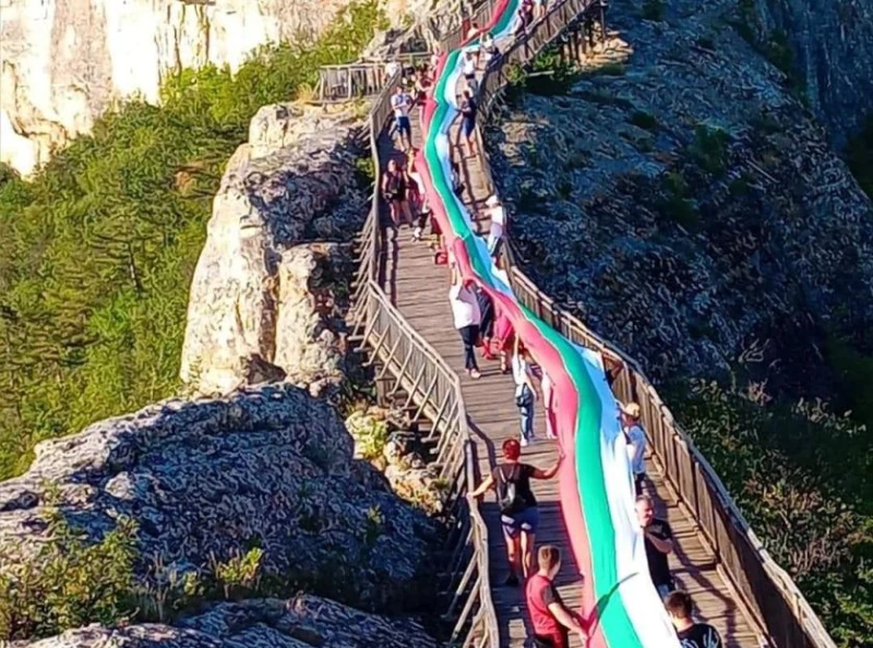 Нов рекорд! Ето го най-дългото знаме в България