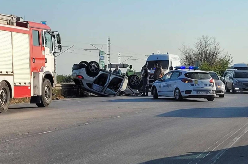 Тежко ПТП на 2 км от Пловдив, на място са полиция, пожарна и линейка