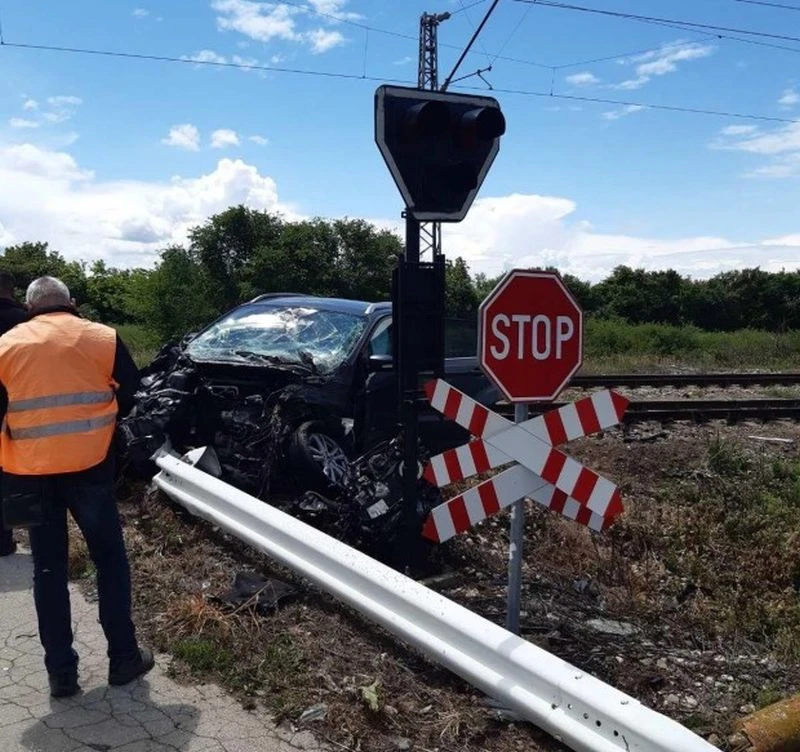 Влак помете автомобил