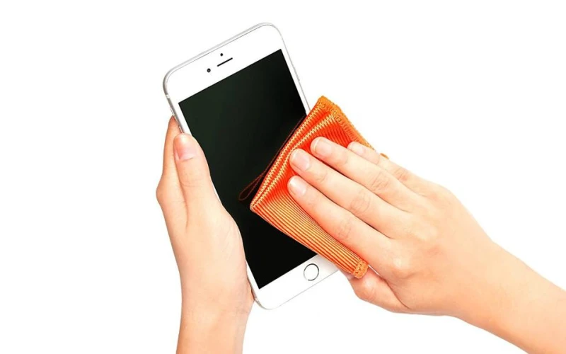 С какво не трябва да бършете екрана на смартфона си?