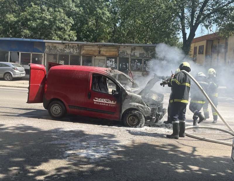 Кола пламна в движение в София