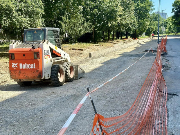 Ремонтират тротоарите около няколко блока в столичния район "Искър"