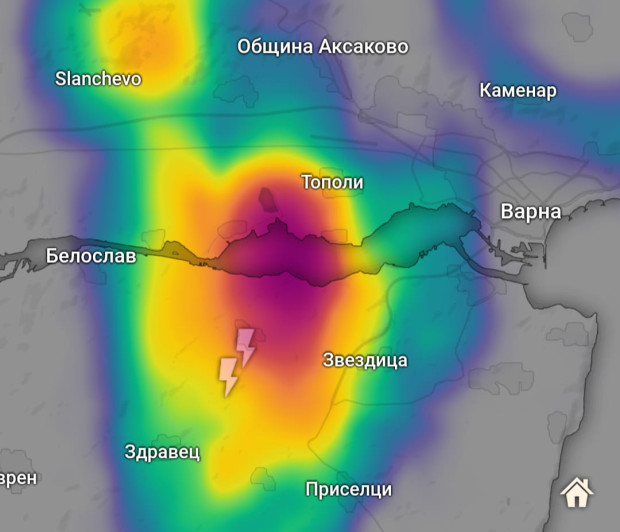 Буря има в момента на запад югозапад от Варна съобщи сайтът