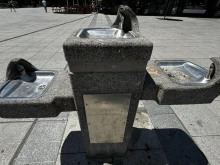 Втора година чешма на Главната не работи, но пък общината раздава безплатно вода