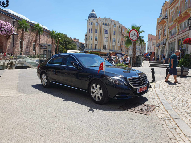 TD Паркиран в нарушение турски дипломатически автомобил силно възмути пловдивчанка в