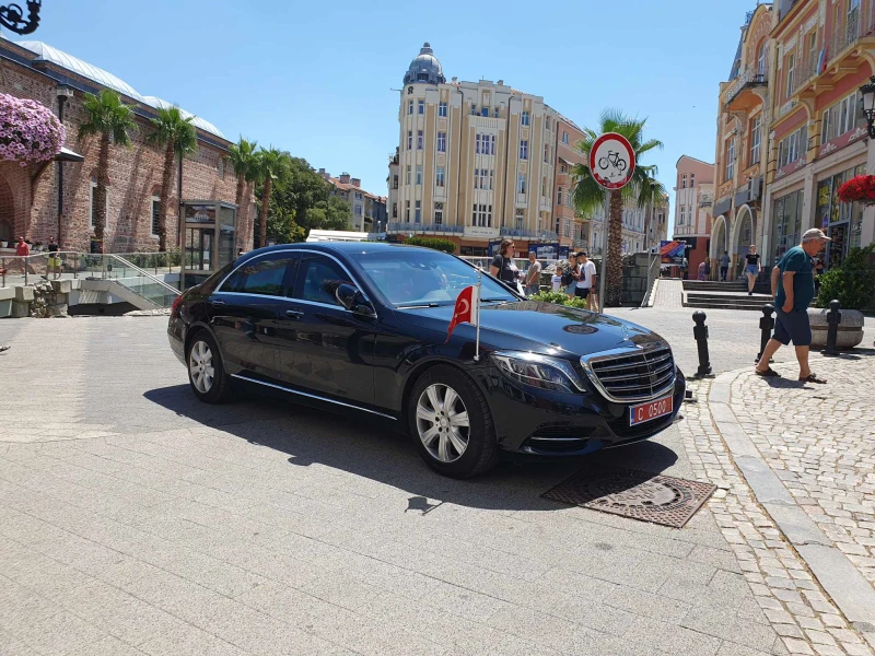 Турски дипломатически автомобил паркира на самата Главна на Пловдив