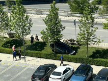 Автомобил се обърна по таван в района на престижен жилищен комплекс в София