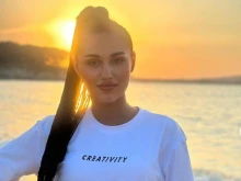 Смело и с усмивка нарязаната Дебора показа белезите си на плажа