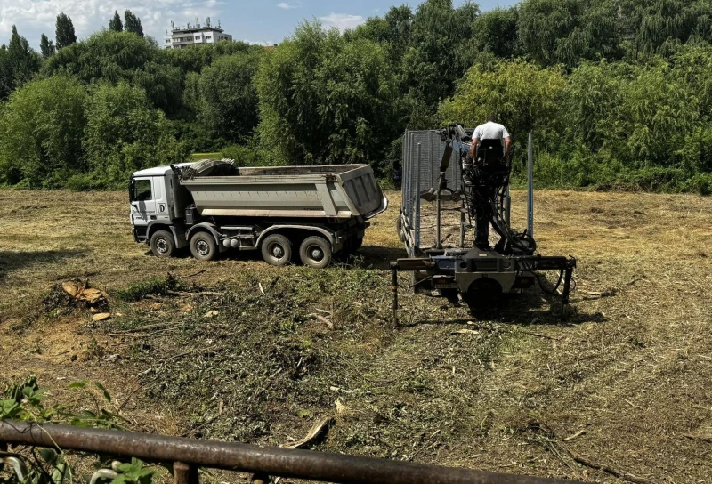 Продължава почистването на река Марица в Пловдив