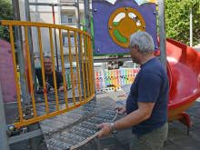 Ремонтираха близо 100 детски площадки във Варна