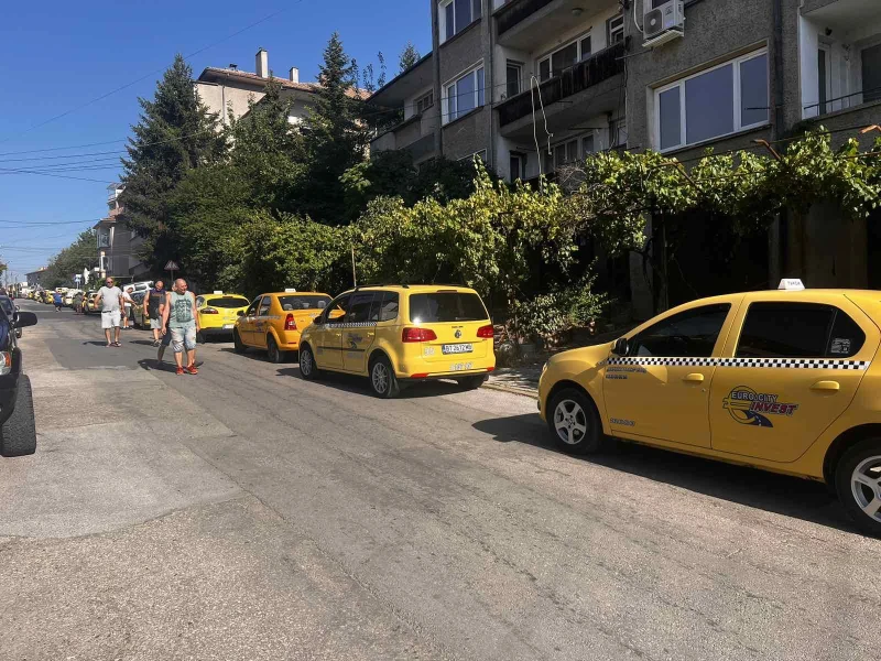 Траурно шествие на таксиметрови автомобили затвори улица във Велико Търново