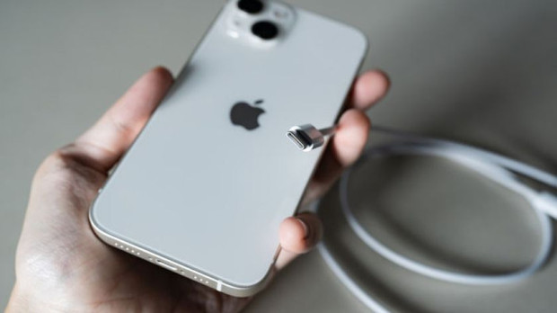 Технологичният гигант Епъл предупреди собствениците на айфони в 98 държави за атаки с шпионски