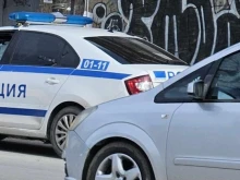 Двама мъже държат две жени като заложници в къща