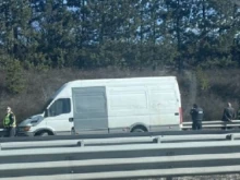 Задържаха двама мъже за подпомагане на 18 мигранти от Сирия