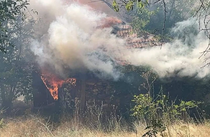 Първи снимки от големия пожар в ивайловградското село Горноселци, където са изпепелени 10 къщи