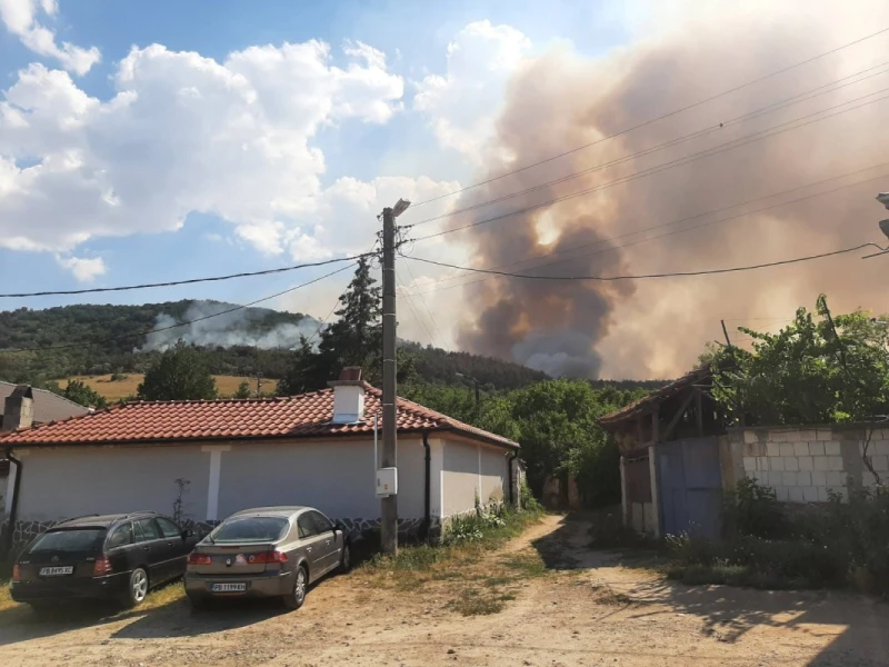 Овладян е големият пожар над село Михилци