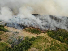 Големият пожар около село Студена все още не е локализиран