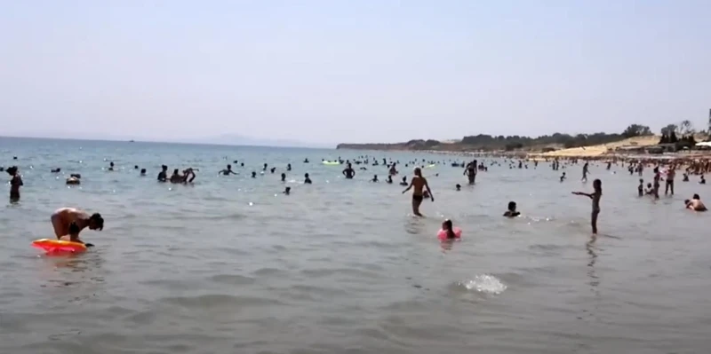 Чужденци се наслаждават на прекрасните ни плажове, а българи търсят безплатни шезлонги край каменистите брегове на далечни морета