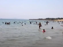 Чужденци се наслаждават на прекрасните ни плажове, а българи търсят безп...