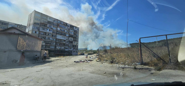 Два пожара лумнаха във Варна само за секунди