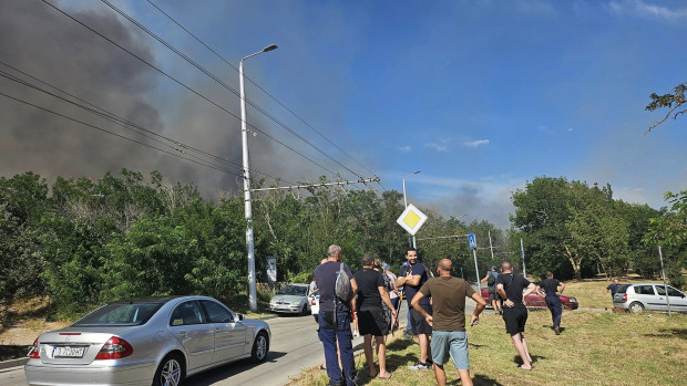 Пожарът в кв Владиславово все още гори събират се доброволци