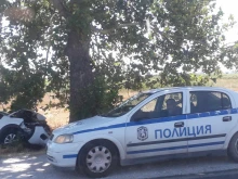 Катастрофа до Пловдив, кола е в канавката след удар в дърво