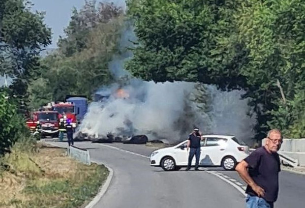 ТИР пламна заедно с товара си във Варненско За това