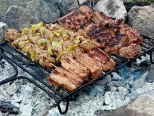 Граждани запалиха огън в гората, за да си пекнат пържоли, глобиха ги