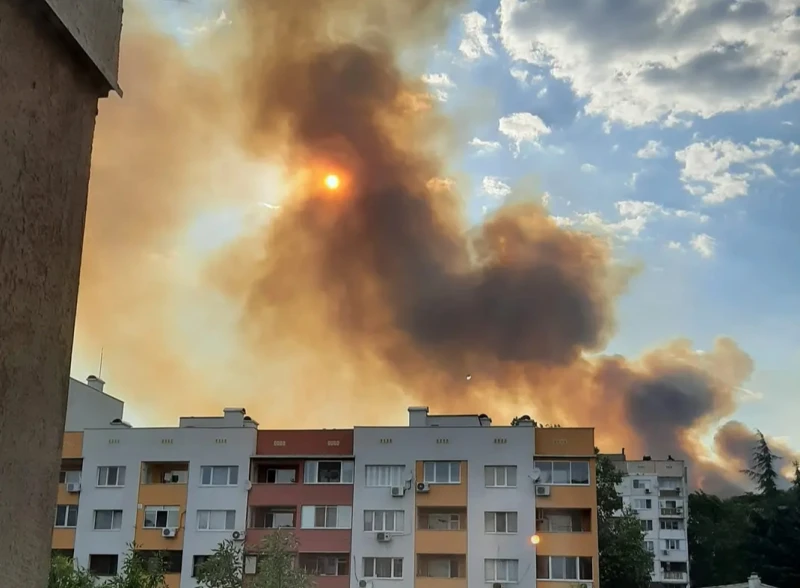 Огромен пожар край Стара Загора, търсят се доброволци