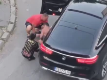 Плашещи кадри: Мъж по боксерки и джапанки на тротинетка се озовава под гумите на автомобил, кой е виновен?
