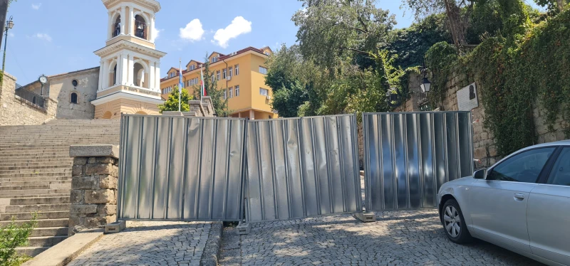Заградиха улица към Стария град, започна укрепителен ремонт