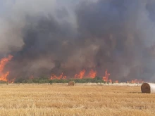 Пожарникари от Ямбол, Сливен и Бургас се борят с огнената стихия край Горска поляна и Воден