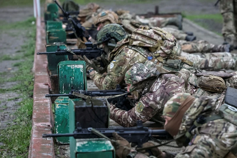 Неизвестни дронове шпионират ученията на украинските бойци на секретна база в Берлин