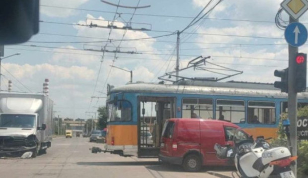 Ватманът, който мина на червено и удари няколко коли и камион в София, е отстранен от работа