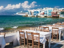 На Миконос: Две бири и ястие с морски дарове - 270 евро