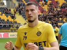 За снимки и автографи! Атанас Чернев очаква феновете на "Колежа"