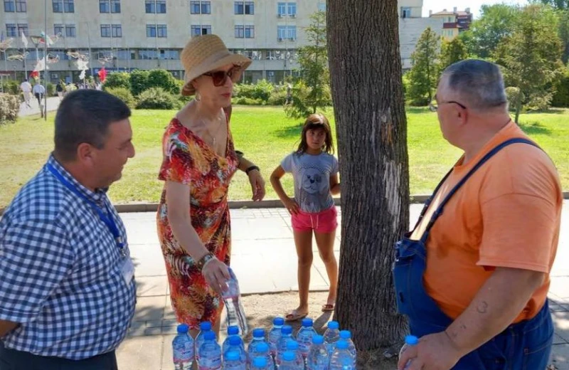 Заради жегите: Осигуряват безплатна вода за кърджалийци