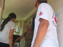 Екип на БЧК - Пловдив раздава помощи в Отец Паисисиево
