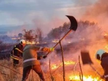 Пожарът в село Априлци е локализиран, няма опасност за селата Щъркелово и Елшица