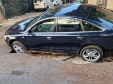 Автомобил пропадна в огромна дупка в "Хаджи Димитър"! Мъж изригна: София като след бомбардировка