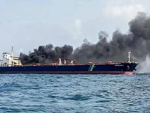 Два петролни танкера горят край бреговете на Сингапур